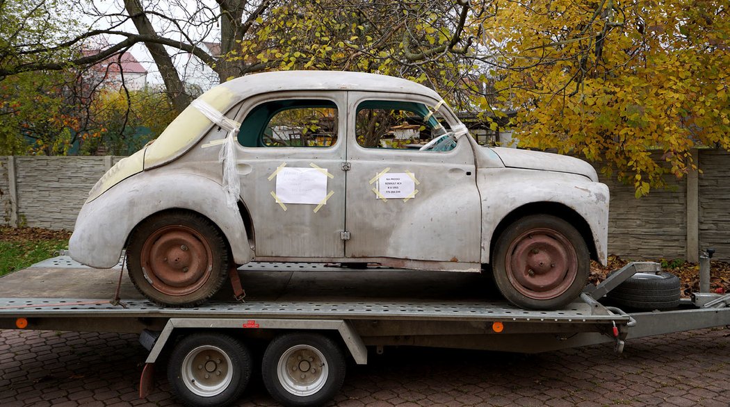 Renault 4 CV se kdysi oficiálně prodával i v ČSSR. Dnes už se s ním setkáte leda na srazech. Nebo ve fázi rozpracované renovace na výstavišti v Lysé, kde byl před dvěma týdny na prodej. A současně posloužil jako tabule vývěskové inzerce.