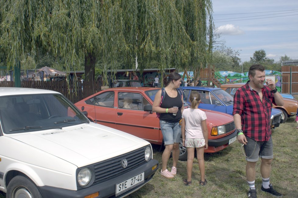 Starobylé automobily absolvovaly krasojízdu po Brně a pak byly po celý den vystaveny u areálu muzea Na statku.