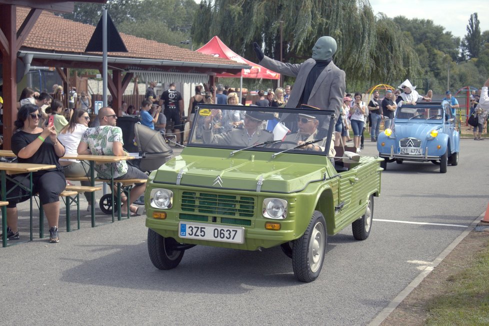 V retro autě přijel i Fantomas a četníci.