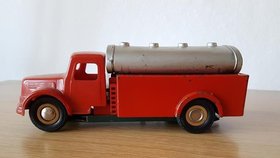 Červená hasičská cisterna z aukce