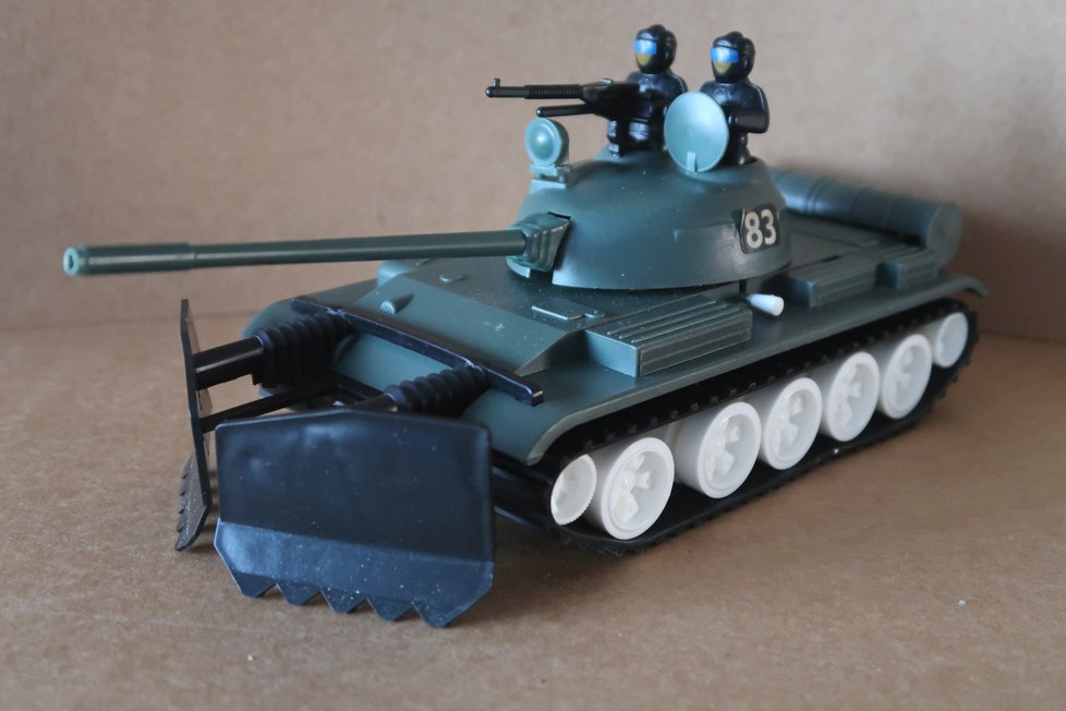 Tank T-54 s radlicí, vyráběný cca od roku 1990