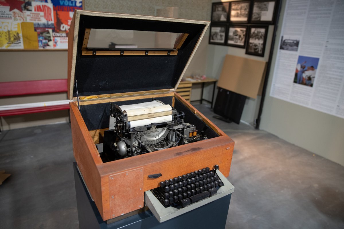 „Vypadá jako psací stroj, ale je to předchůdce faxu, takzvaný dálnopis.