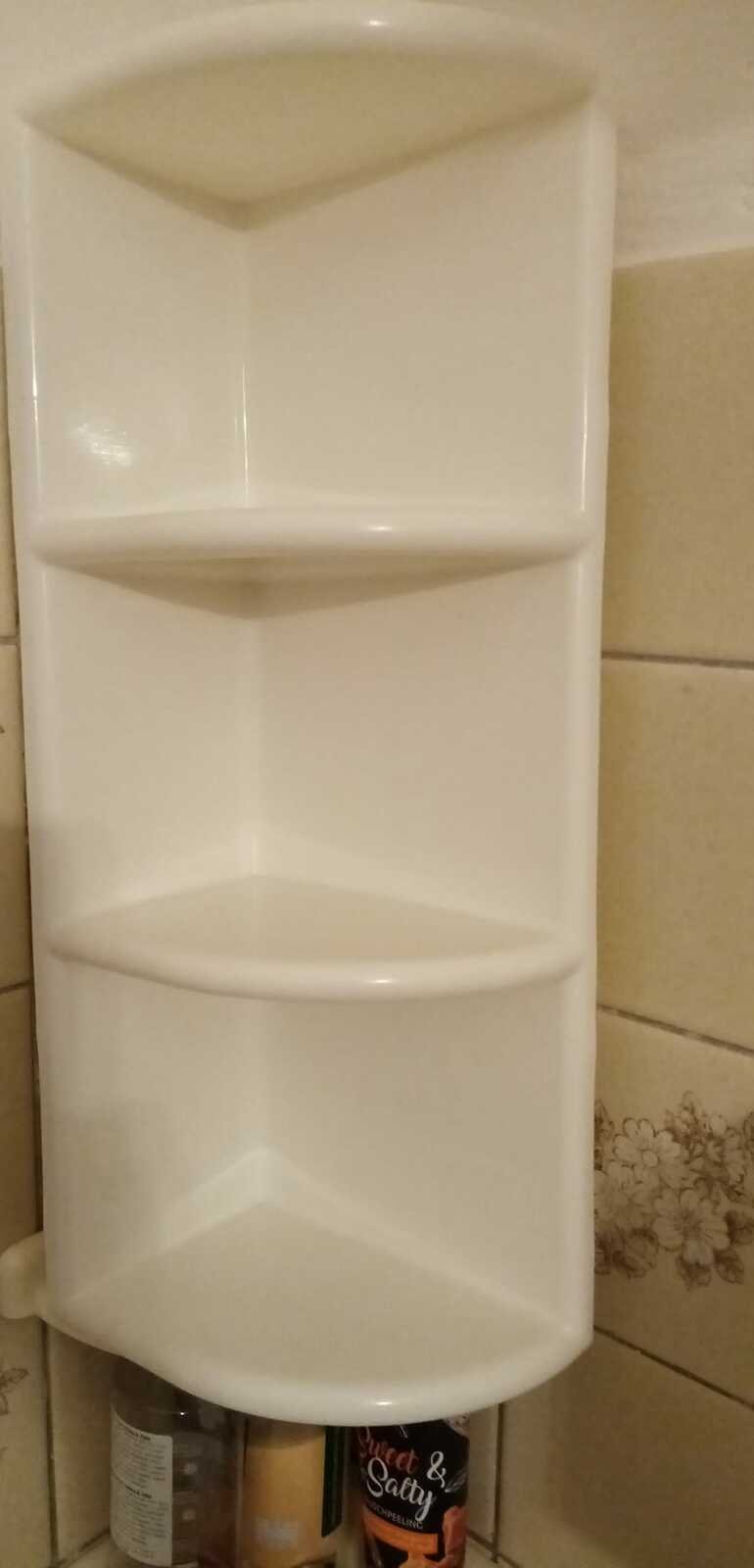 Takhle vypadaly obvyklé plastové poličky v koupelně nad vanou