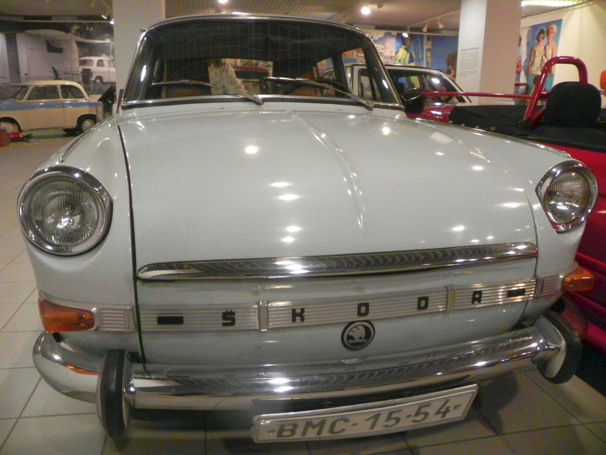 Škoda 1000 MB de Luxe. Prodejní hit konce 60. a začátku 70. let, lidový vůz s motorem vzadu.