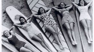 Plavky v poválečných 40. letech: Nouze o materiál dala vzniknout bikinám 