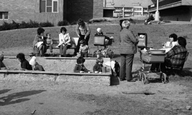 Protože ještě nebyly počítače ani mobily, trávily děti nejvíce volného času na hřišti nebo na pískovišti