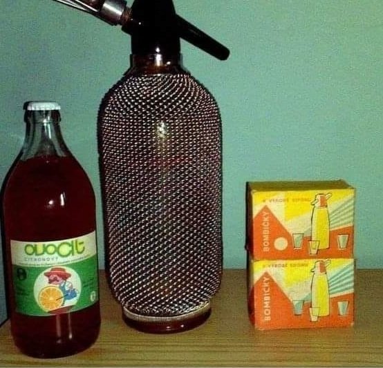 Ti, kteří chtěli domácí limonádu, stačilo použít sifon z Kovočasu a namíchat ho se šťávou. Domácí limonáda byla na světě.