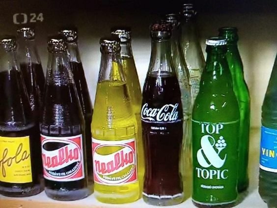 Některé osvěžující limonády se dochovaly dodnes. Kromě oblíbené Coca-Coly a Kofoly třeba i červená malinovka.