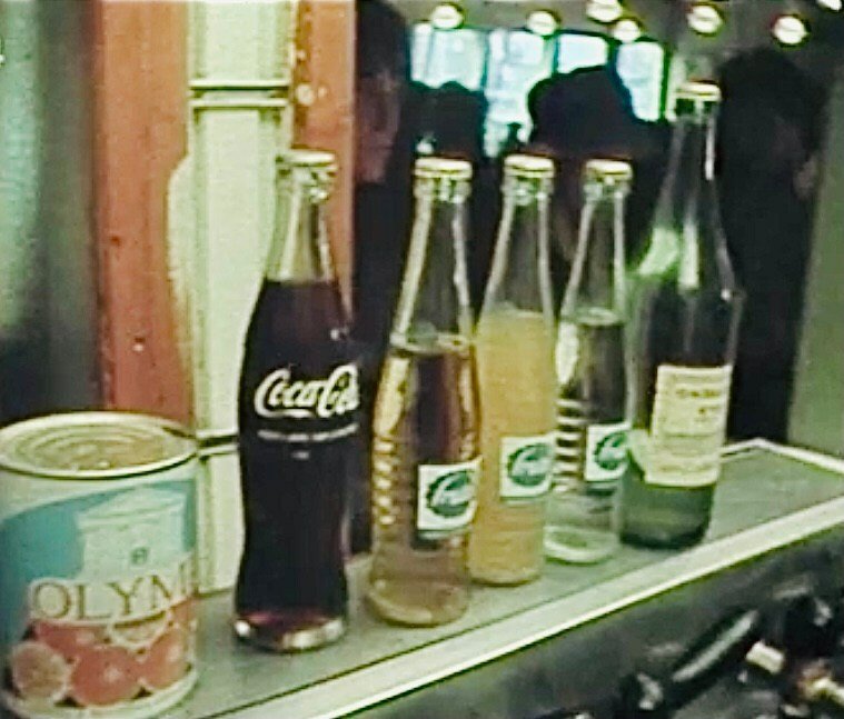 Nejen Coca-Cola, ale i další limonády se prodávaly především ve skleněných lahvích