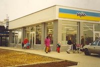Na jihlavském sídlišti se na začátku 90. let otevřel první český supermarket. Podívejte se, jak vypadal!