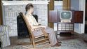Když se v padesátých letech minulého století začala televize rozšiřovat do všech domácností, lidé k ní měli úplně jiný vztah než dnes.