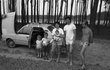 1981 - Spokojená rodina na dovolené. Jezdilo se nablýskanou škodovkou k Máchovu jezeru či Balatonu.