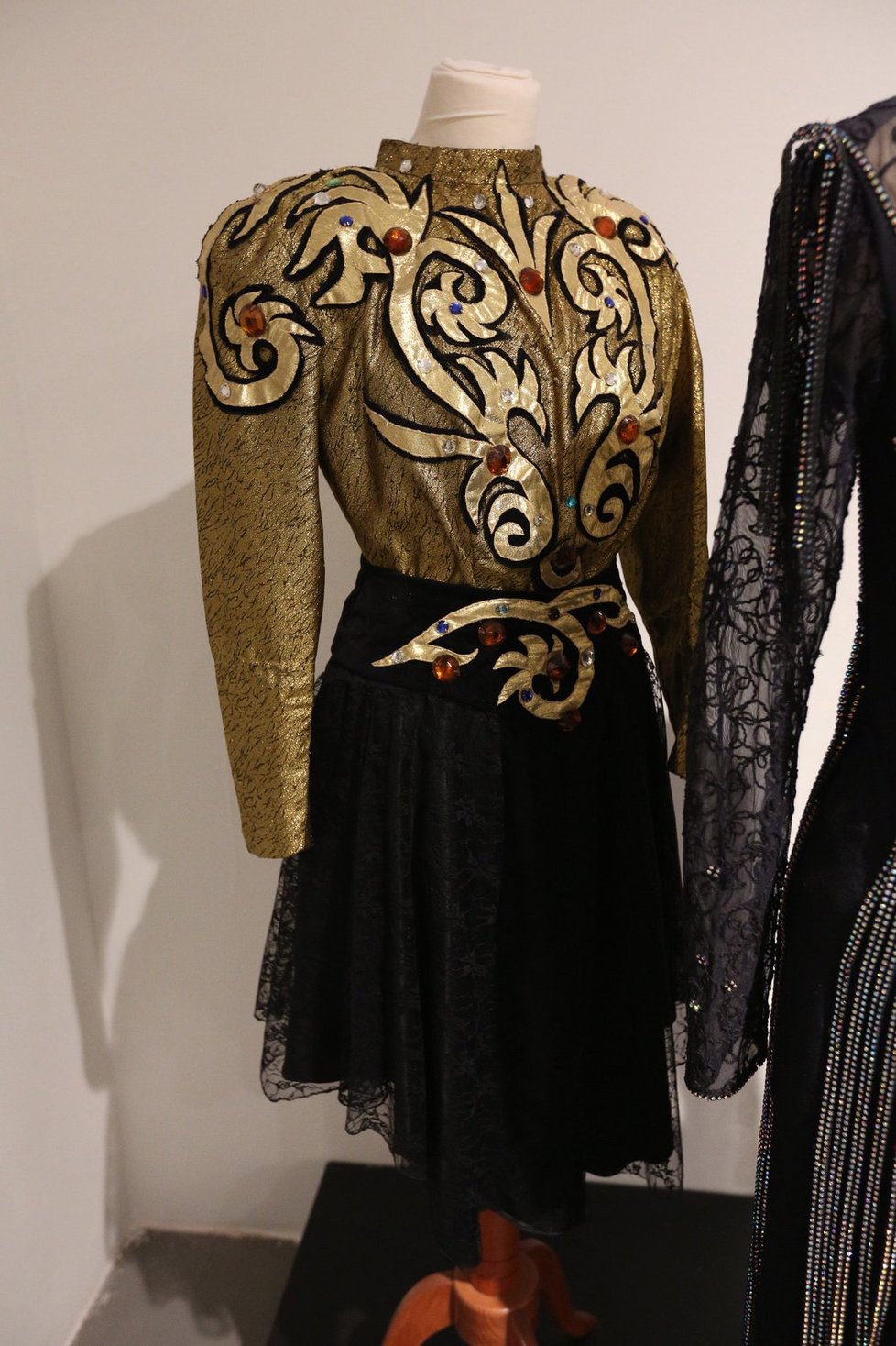 Šaty ze 70. a 80. let, které jsou k vidění na retro výstavě v Tančícím domě.