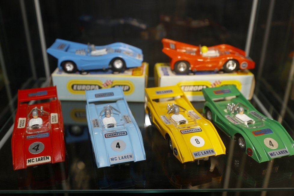 Oblíbenou hračkou byla autodráha s barevnými autíčky.
