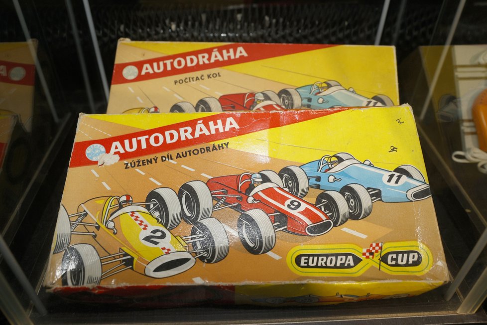 Oblíbenou hračkou byla autodráha s barevnými autíčky.