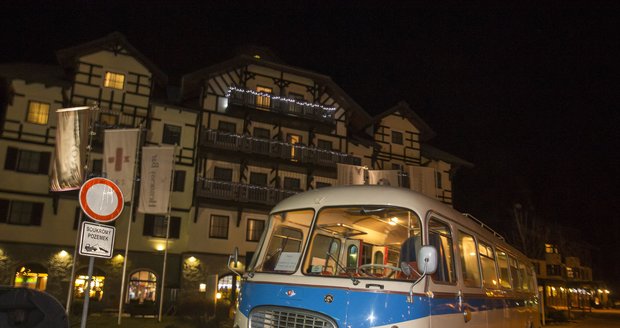Retroautobus, ve kterém letos dojela parta do Špindlu, je z roku 1971. Pronajímá 2015 jej firma z Poděbrad.