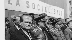 1.máj 1964: Jako tajemník Českobudějovického městského národního výboru už nemusel šlapat v průvodu, na tribuně bylo líp J a v náručí svírá urnu s pozůstatky padlého partyzána, ať si ten 1.máj taky užije