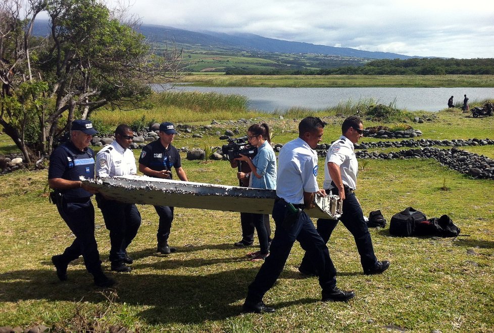 Na Réunionu našli kus letadla, jenž mohl patřit zmizelému MH370