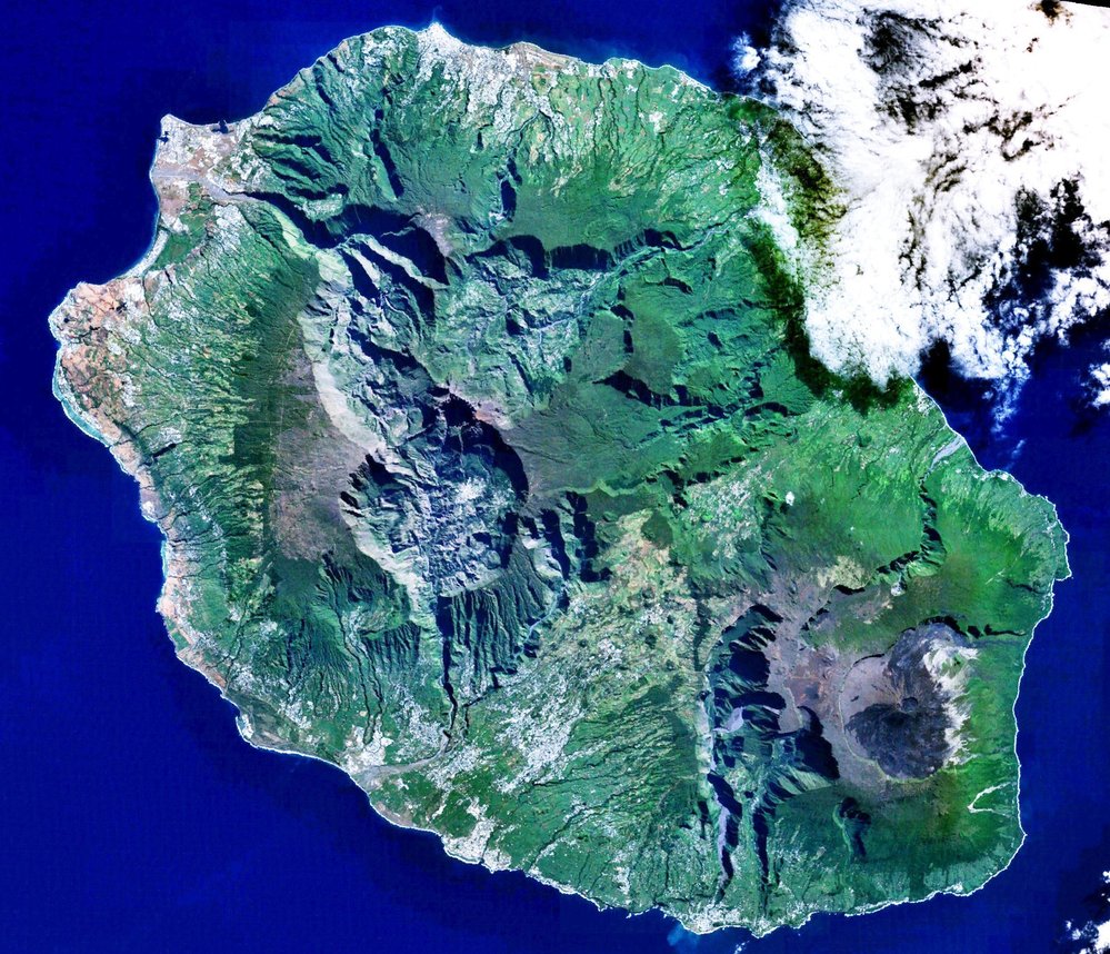 Ostrov Réunion z dvou třetin zabírá vulkán Piton des Neiges