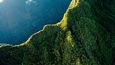 Členité vnitrozemí ostrova je ideální k pěším túrám. Křižují ho stovky kilometrů značených stezek všech úrovní, včetně tří hlavních tras spojujících nejzajímavější místa Réunionu.