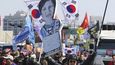 protesty proti sesazení Pak Kun-hje