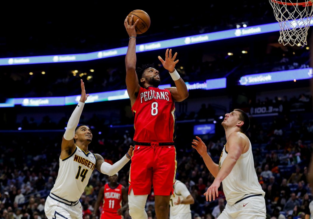 Jahlil Okafor při prvním vítězství Pelicans v sezoně