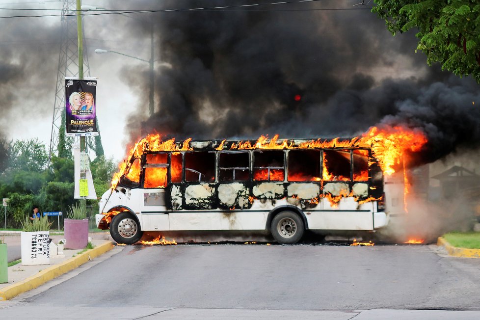 V Mexickém městě Culiacán vypuklo peklo. Pro zadrženého Guzmána si kartel přišel s kulomety.