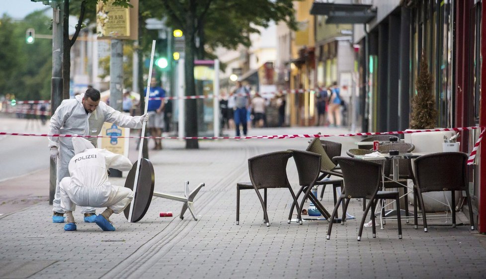 Německo drásají útoky: Útočník v Reutlingenu zabil jednu ženu a dalších pět lidí zranil.