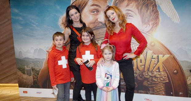 Daniela Révai a Markéta Muzikářová se svými dětmi