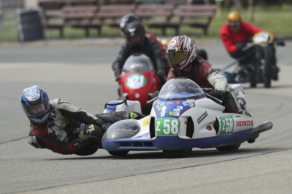 Na desítky historických aut se mohou těšit návštěvníci závodu Revival na brněnském výstavišti. Uvidí například i závody sidecar.