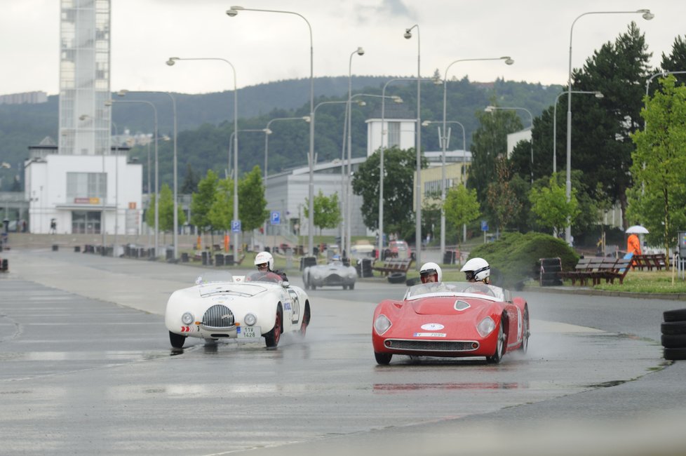 Na desítky historických aut se mohou těšit návštěvníci závodu Revival na brněnském výstavišti. Uvidí například i Škodu 1100.