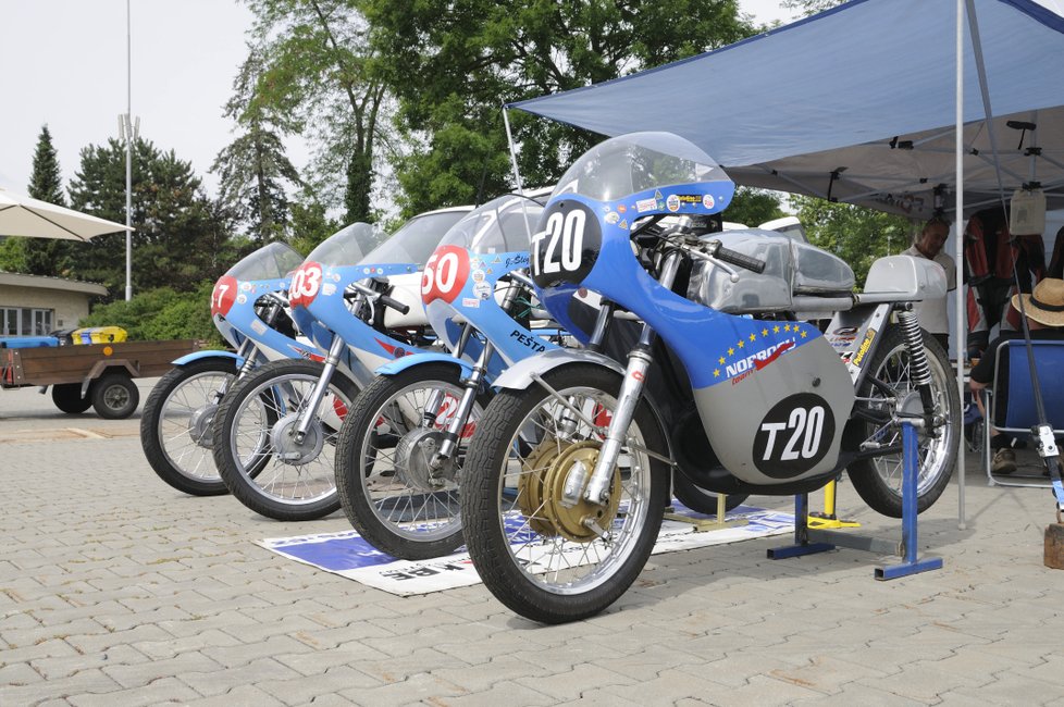 Na desítky historických aut se mohou těšit návštěvníci závodu Revival na brněnském výstavišti. Uvidí například i motocykly CZ.