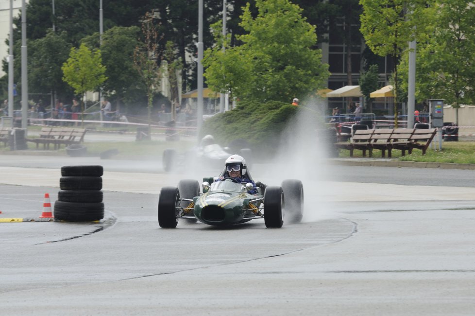 Na desítky historických aut se mohou těšit návštěvníci závodu Revival na brněnském výstavišti. Uvidí například i Formule 3.