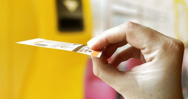 Jízda pražskou MHD se může proměnit v pořádně drahý špás, pokud neznáte skrytá pravidla. Připravili jsme pro vás přehled 7 nejčastějších pastí, na které cestující doplácejí nejvíce.