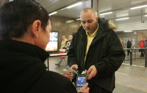 Nevděčné povolání – ale někdo ho dělat musí. Pražští revizoři měsíčně »vyhmátnou« 18 tisíc černých pasažérů. Teď proti nim mají mít i další zbraň. 