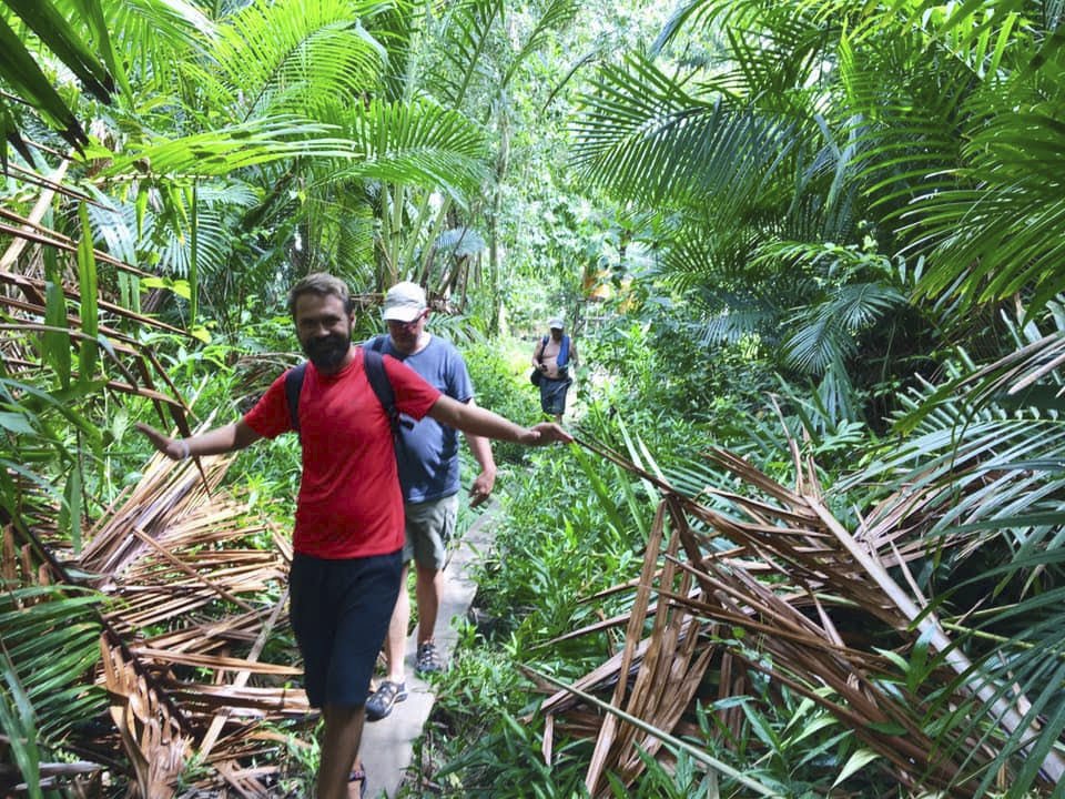 Výlet do džungle na souostroví Raja Ampat v Indonésii.