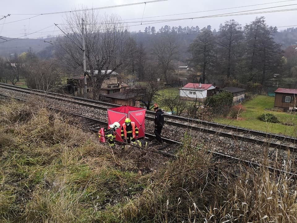 Vlak v Řevnicích srazil a smrtil šestnáctiletou dívku.