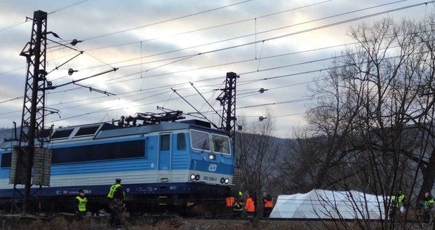 Vlak v Horních Počernicích srazil mladou ženu, na místě zemřela. Provoz na trati dvě hodiny stál