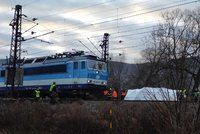 Vlak v Horních Počernicích srazil mladou ženu, na místě zemřela. Provoz na trati dvě hodiny stál