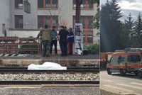 Žena v Řevnici přebíhala koleje: Zachytil ji vlak a na místě zemřela