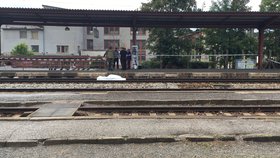 Žena v Řevnici přebíhala koleje: Zachytil ji vlak a na místě zemřela.