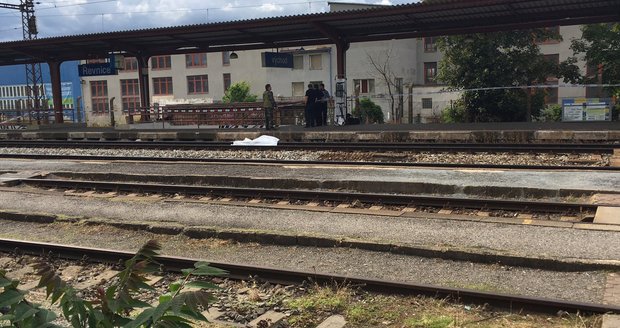 Ženu (†36) srazil v železniční stanici vlak: Nehodu nepřežila
