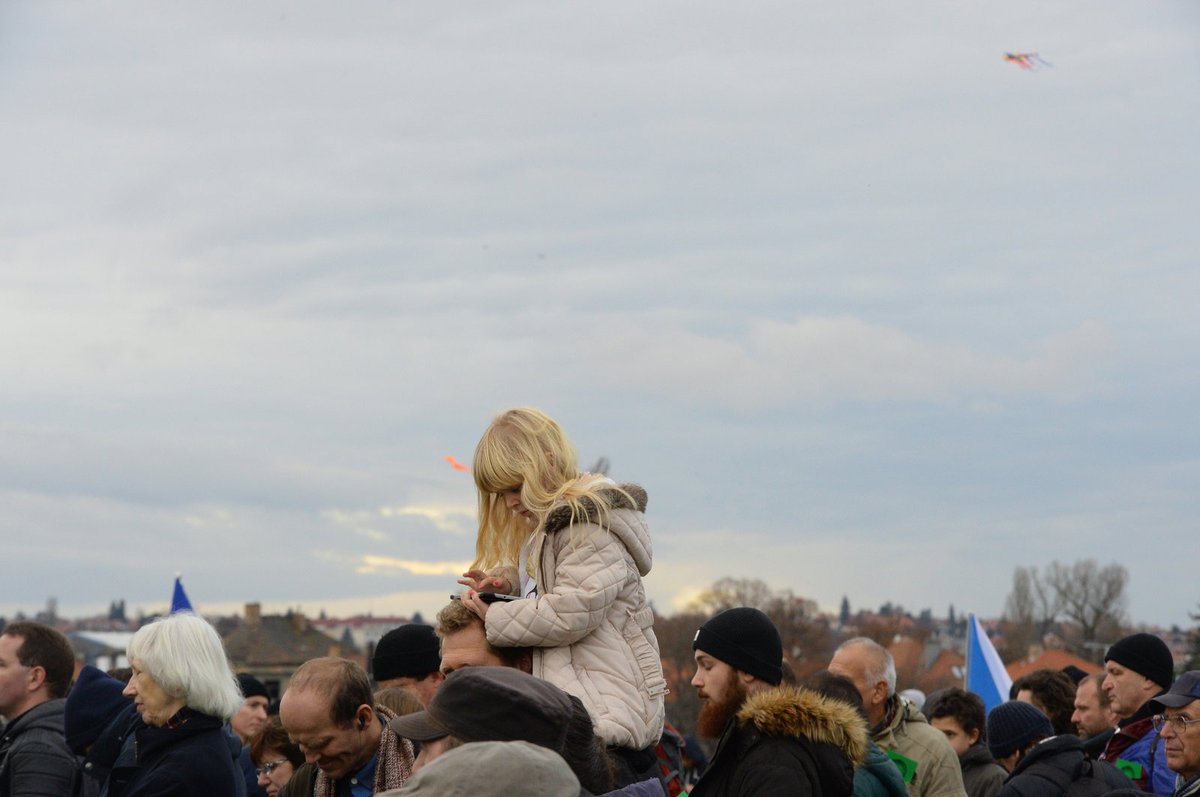 Na demonstracích byly i děti. Ty se ale bavily po svém.