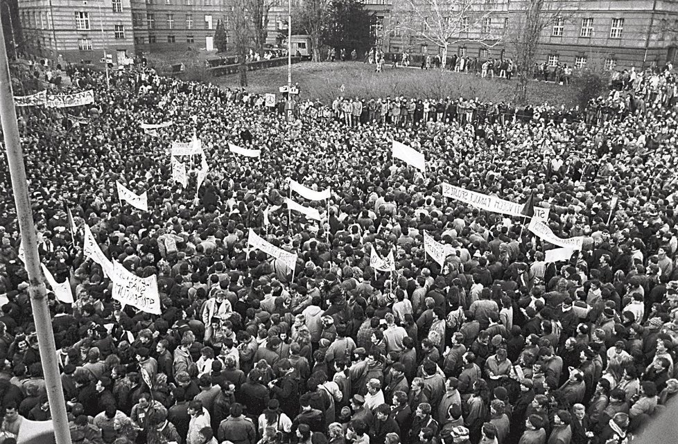 Původně se na 15 tisíc lidí sešlo na pražském Albertově, aby si připomněli 50. výročí pohřbu Jana Opletala. Až zásah SNB vyprovokoval následné dění...