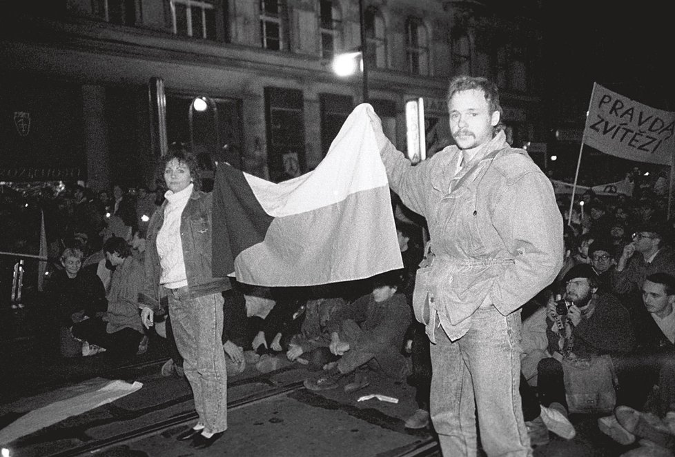 Československá vlajka, to bylo to jediné, co měli lidé v rukou...