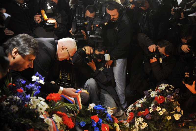 Jan Fischer a Václav Klaus u památníku 17. listopadu