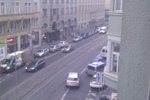 Před pobočku UniCredit v pražské Revoluční ulici se sjíždí policejní auta, probíhá zásah