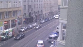 Před pobočku UniCredit v pražské Revoluční ulici se sjíždí policejní auta, probíhá zásah