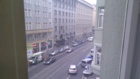 Před pobočku UniCredit v pražské Revoluční ulici se sjíždí policejní auta