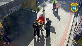 Kolt proklatě nízko a všem na očích: Muž děsil lidi v ulicích Ostravy